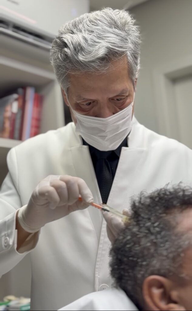Tratamento capilar - Aplicação de medicamento mesoterapia na coroa masculina